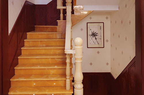 柯坪中式别墅室内汉白玉石楼梯的定制安装装饰效果
